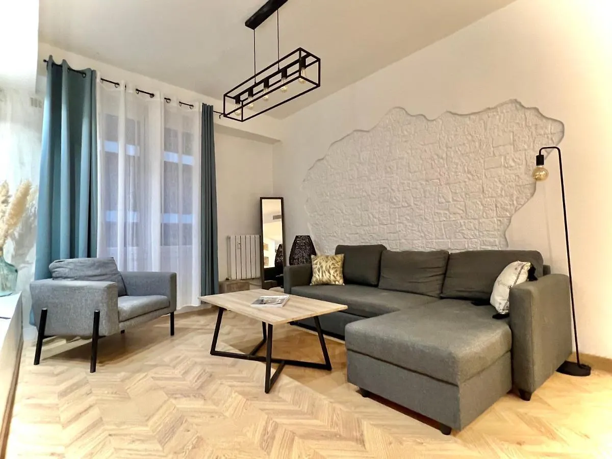 Gorgeous 2 Bedrooms Apt Great Kitchen, City Center location