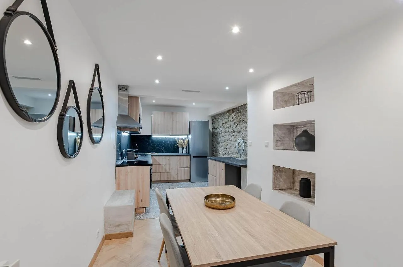 Gorgeous 2 Bedrooms Apt Great Kitchen, City Center Nice