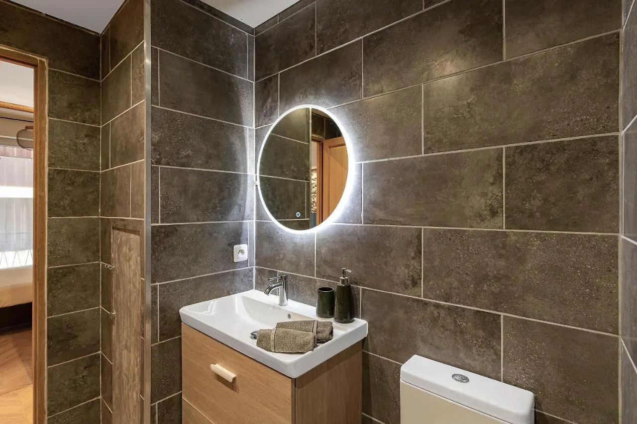Gorgeous 2 Bedrooms Apt Great Kitchen, City Center Nice 0*,