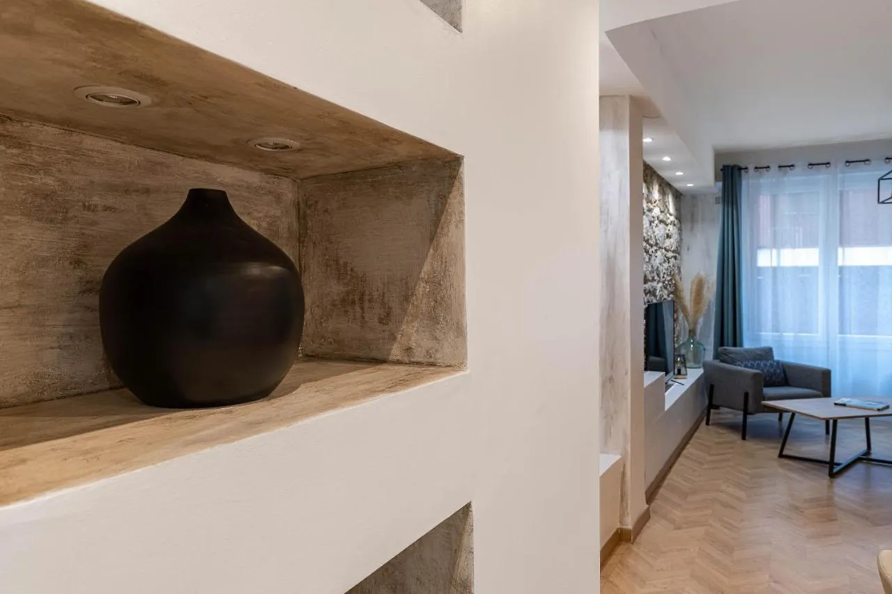 Gorgeous 2 Bedrooms Apt Great Kitchen, City Center Nice