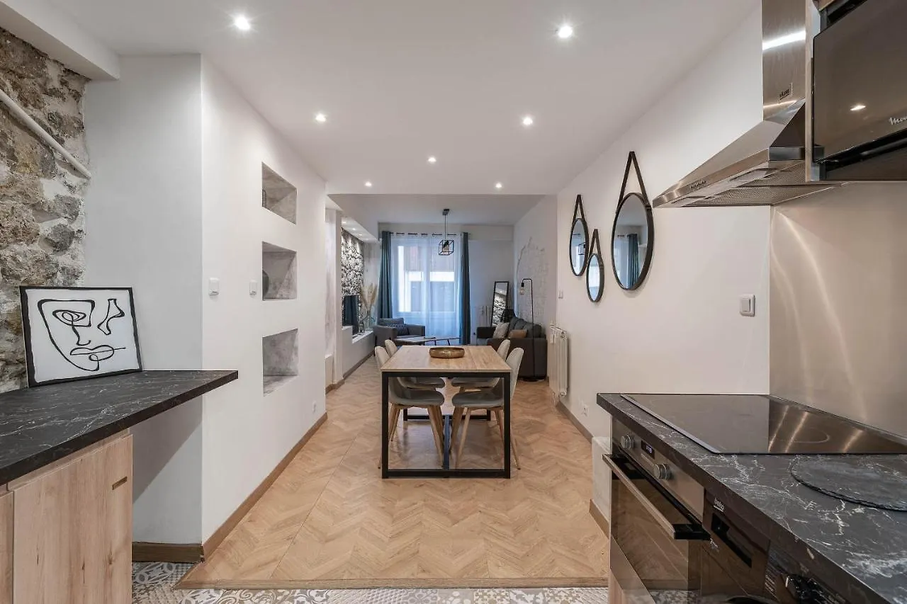 Apartment Gorgeous 2 Bedrooms Apt Great Kitchen, City Center Nice