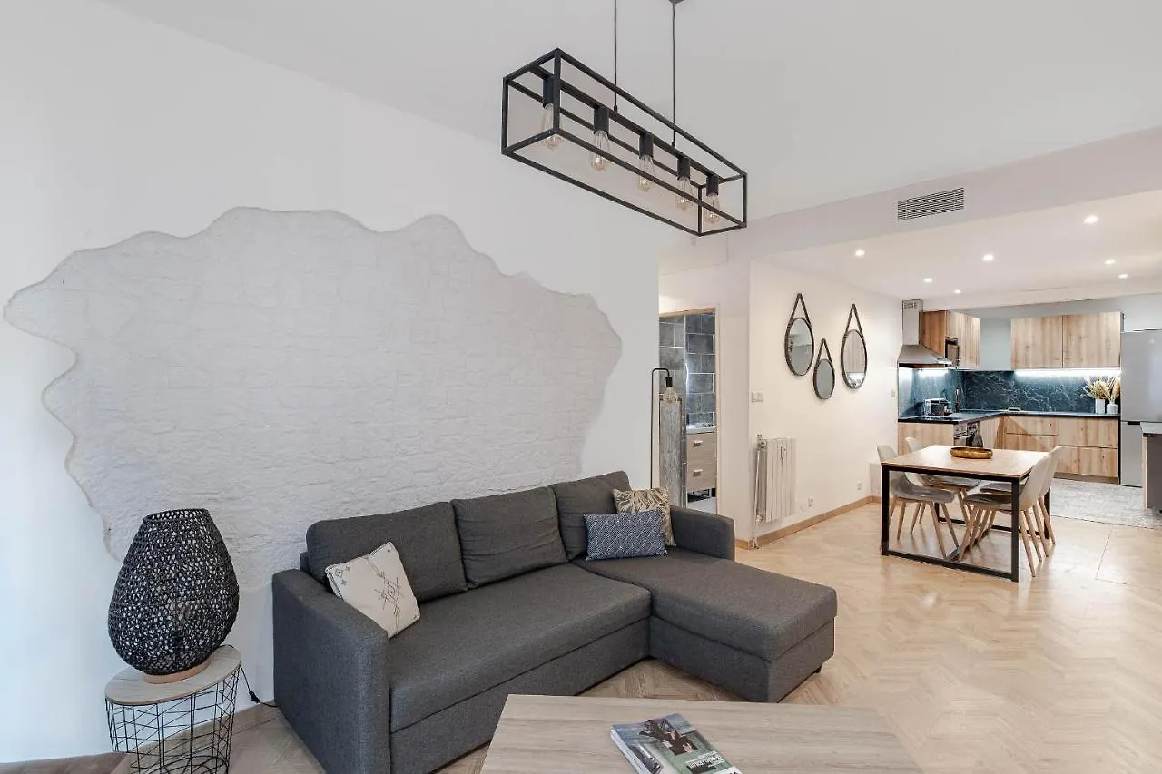 Gorgeous 2 Bedrooms Apt Great Kitchen, City Center Nice Apartment