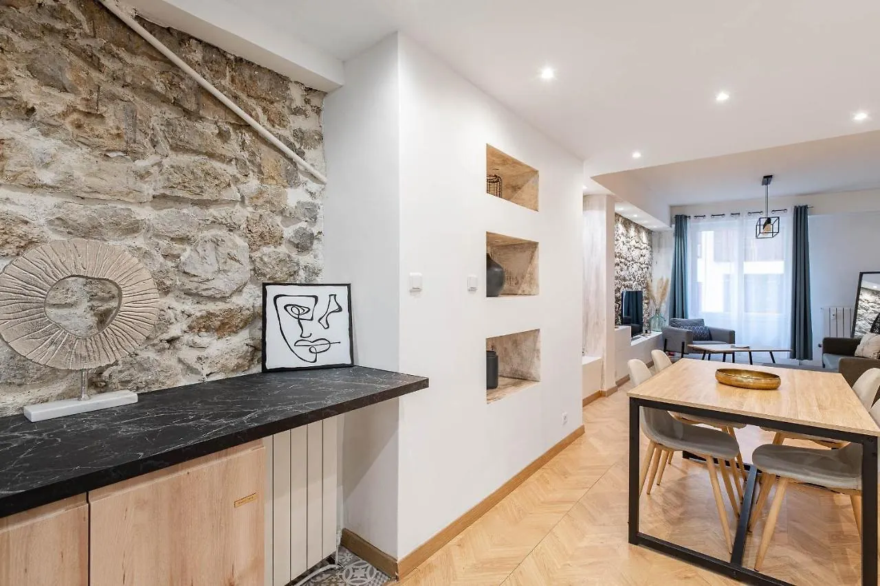 Gorgeous 2 Bedrooms Apt Great Kitchen, City Center Nice
